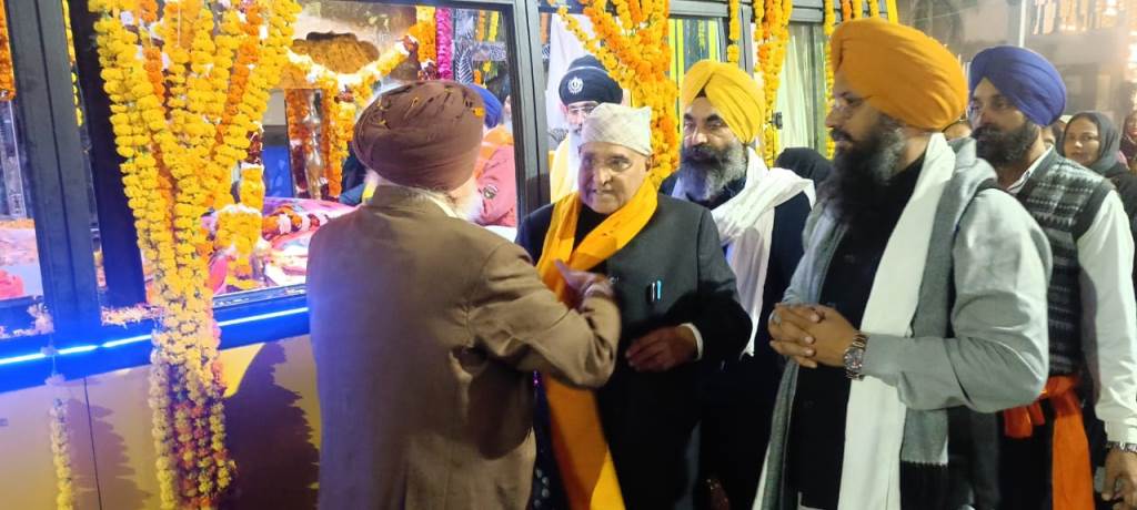 Khanna bowed his head in the Nagar Kirtan held on the occasion of Guru Tegh Bahadurs Martyrdom Day